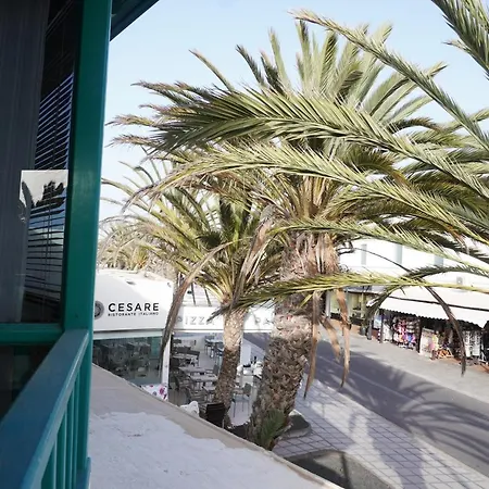 Costa, Cerca De La Playa Y Comercios. *